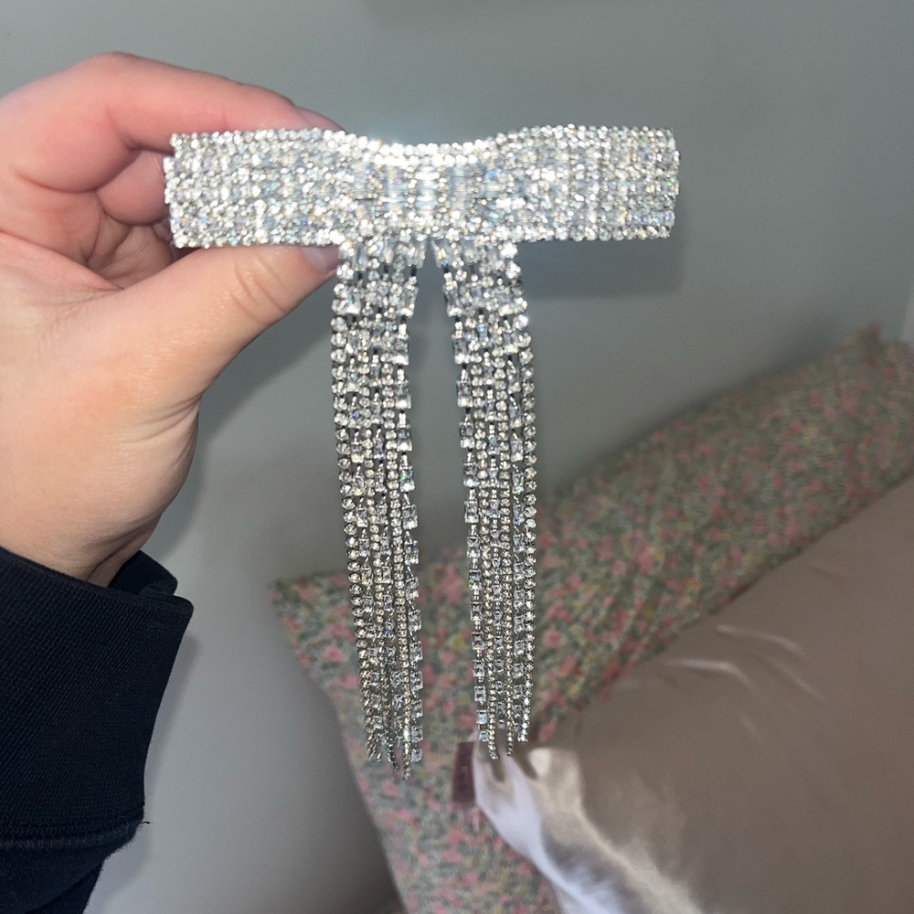 Sparkly bow accessory